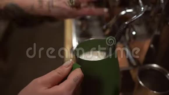 咖啡师做卡布奇诺酒保准备咖啡饮料视频的预览图