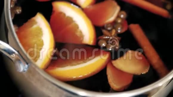 在酒壶里放橘子和香料视频的预览图
