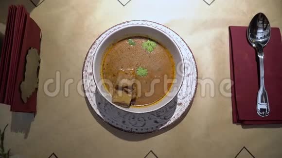 最高级餐厅提供热格鲁吉亚浓汤和肉视频的预览图