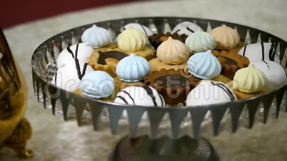 危险饮食概念甜的什锦在美丽的碗五颜六色美味的奶油饼干与巧克力食品设计幻灯片视频的预览图