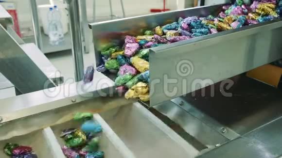 糖果厂从传送带上溢出的糖果视频的预览图