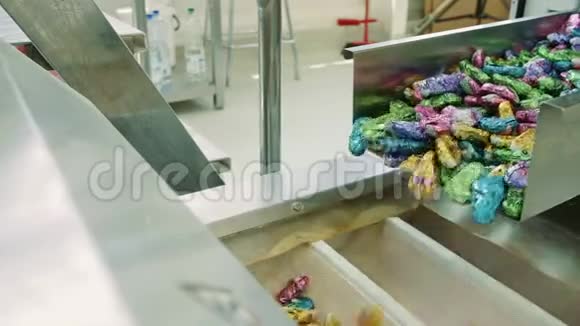从传送带上溢出的糖果糖果厂视频的预览图
