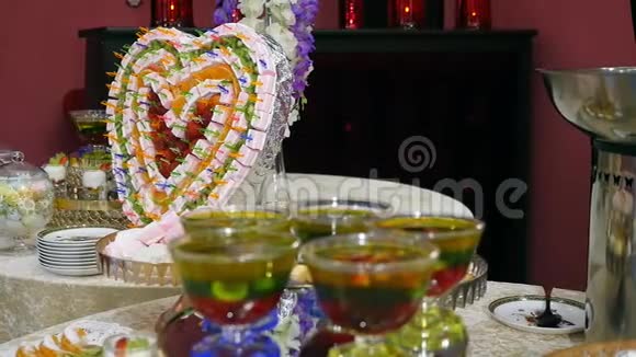 庆典大厅内的甜点桌庆祝自助餐与水果甜点和棉花糖接待漂亮的装饰视频的预览图