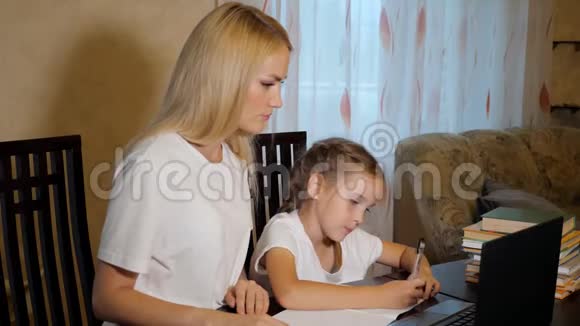 女人和小女孩一起做作业视频的预览图