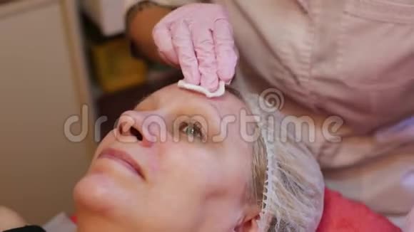 美容师在水疗美容店做痤疮治疗使用机械仪器医疗概念视频的预览图