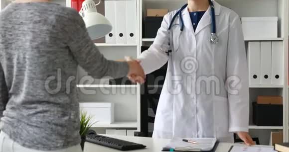 医生和病人在办公室握手的歪歪扭扭的形象视频的预览图