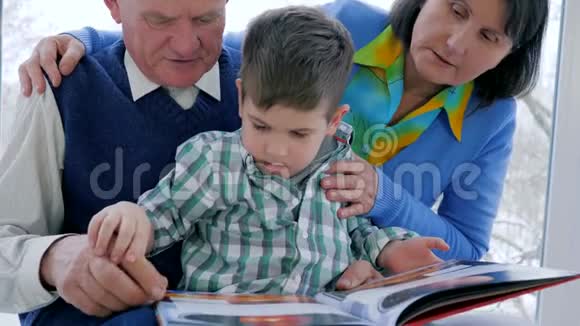 退休人员读书带着祖母和祖父一起看日记的照片视频的预览图