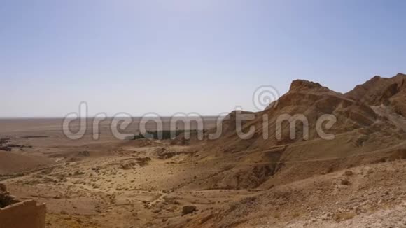 阳光明媚的撒哈拉沙漠的落基山脉全景视频的预览图