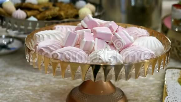 概念胆固醇和脂肪粉红色和白色的棉花糖放在漂亮的杯子里节日家具餐桌美味有害饮食视频的预览图