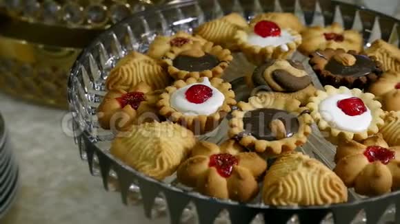 美味的甜饼干碗上有巧克力明亮多彩的庆祝自助餐特写胆固醇和脂肪的概念视频的预览图
