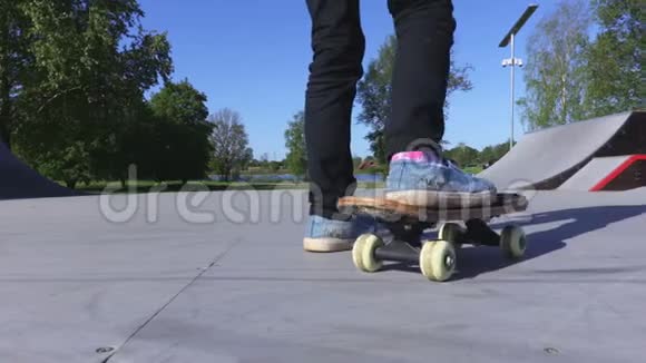 女孩用腿滑板移动视频的预览图