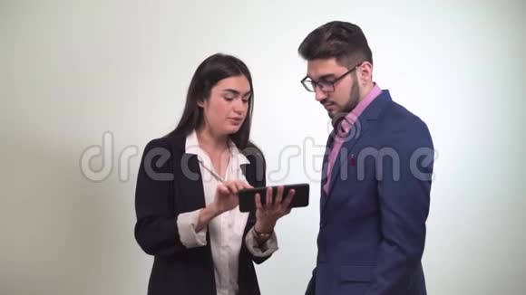 商业伙伴讨论交易条款看着平板电脑女孩告诉他好处他们动摇了视频的预览图