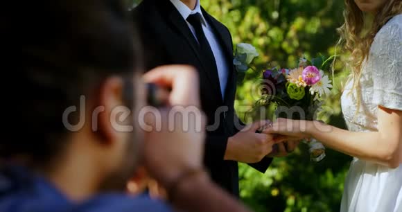 新郎手握新娘摄影师拍照4K4k视频的预览图