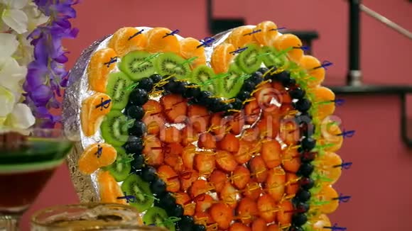 健康饮食多色自助餐桌搭配水果甜盘美饰美食设计心形美好假期概念视频的预览图