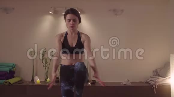 灵活的女人在漂亮的工作室做瑜伽体式视频的预览图