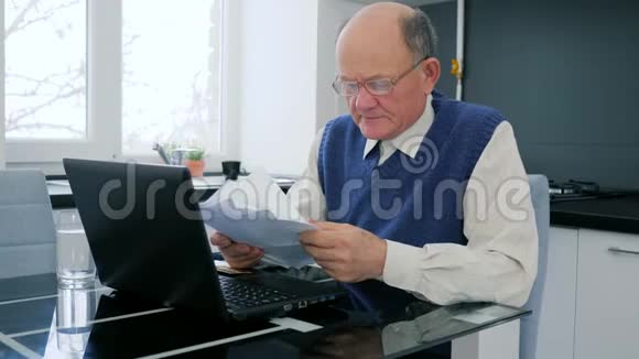 愤怒的退休商人在电脑前扔文件视频的预览图