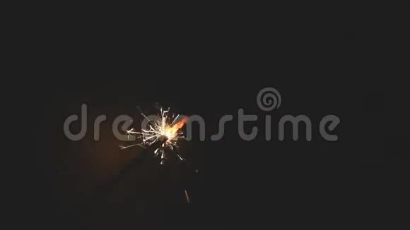 黑色背景上漂浮在空气中的燃烧火花视频的预览图