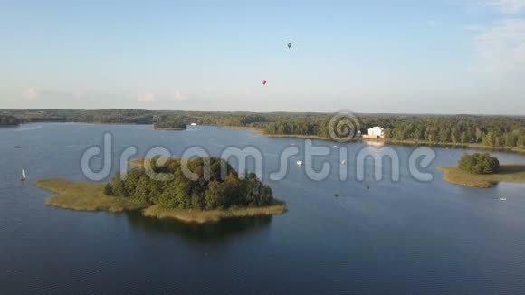 夏天热气球飞过立陶宛美丽的湖泊和岛屿靠近特拉凯城堡空中观景视频的预览图