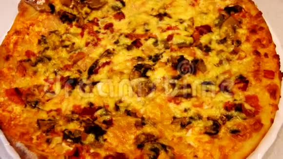 晚上晚餐时在黑暗的厨房里用脆的热的自制的披萨视频的预览图