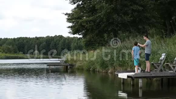 父子俩轻松地在淡水池塘钓鱼视频的预览图