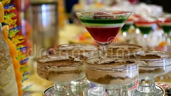 食品电镀艺术五颜六色的甜盘水果甜点果冻和蛋奶酥在玻璃里婚礼庆祝晚宴滑动移动视频的预览图