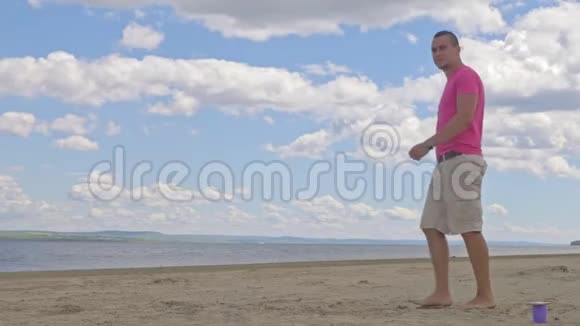 快乐的年轻人在蓝色的海水中在热带海滩跳舞视频的预览图