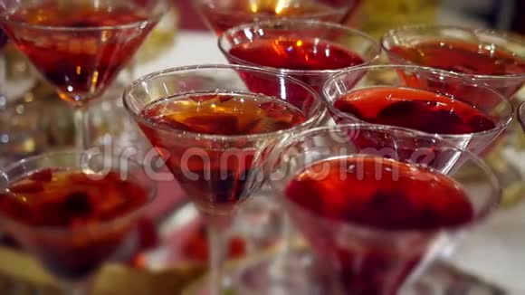 杯子里的红色甜点果冻节日晚餐食物设计视频的预览图