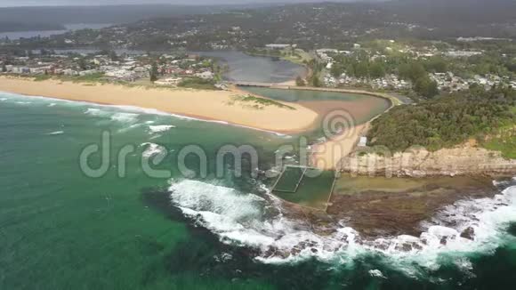 澳大利亚悉尼附近一个海洋岩石池的空中无人机射击视频的预览图