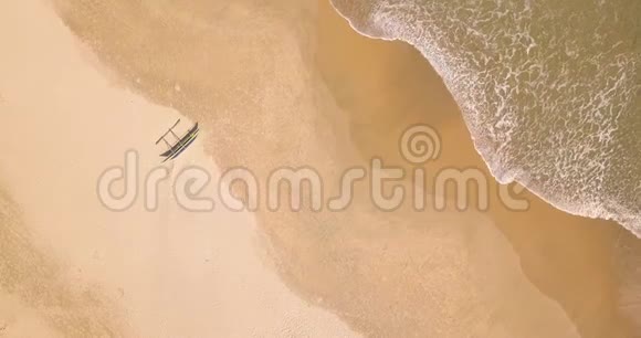 沙滩上孤独的传统渔船斯里兰卡视频的预览图