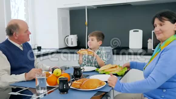一家人在午餐时吃包子视频的预览图