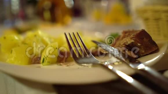 海边餐厅白色盘子里的肉和土豆视频的预览图