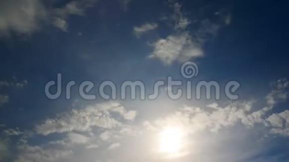 时间流逝的浮云映衬着蓝天太阳穿过云层视频的预览图