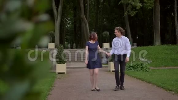 一对年轻夫妇在公园里散步视频的预览图