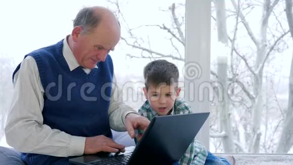 孩子在周末帮助爷爷在室内工作视频的预览图
