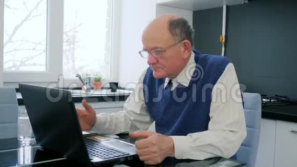 养老金领取者问题老年人在互联网上工作视频的预览图