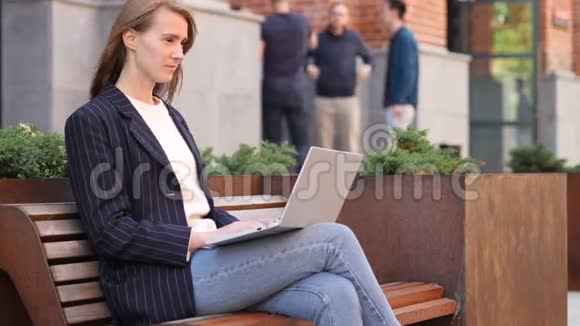 背疼的商务女性在办公室外工作视频的预览图