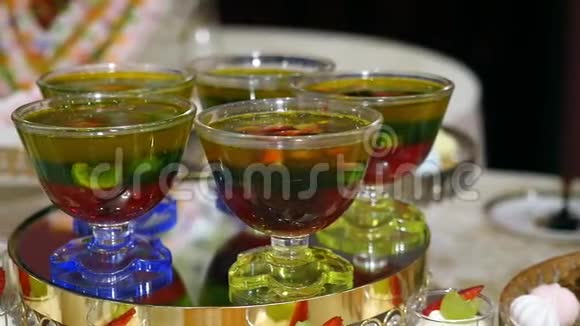 饮食食品五颜六色的水果甜点果冻在玻璃杯里庆祝晚餐食物设计理念健康饮食视频的预览图