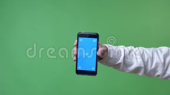 男士白色衬衫相机内带有色度键的智能手机视频的预览图