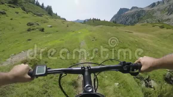 在山上骑电子自行车的人mtb行动骑自行车者探索近山的小径电动自行车运动视频的预览图