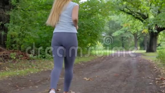 夏天在森林里奔跑的女人慢动作视频视频的预览图