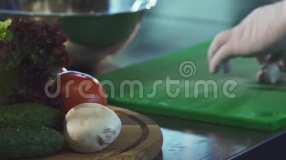 厨师在砧板上切肉的特写镜头视频的预览图