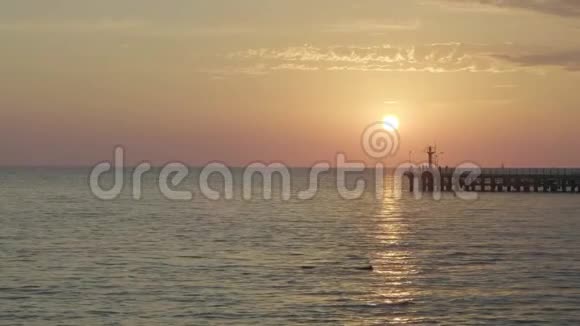 4K海上海浪和日落的视频视频的预览图