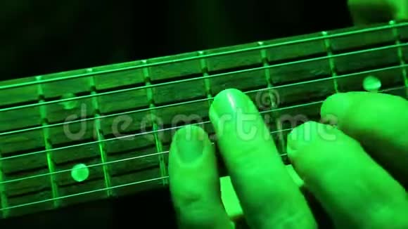 特写男手用电吉他拿起和弦音乐会灯光视频的预览图