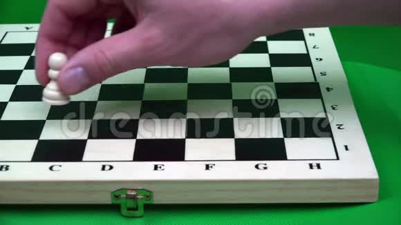 棋盘上一排白色棋子的排列视频的预览图