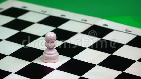 一个白色的棋子被一个黑国王在棋盘上砍下视频的预览图