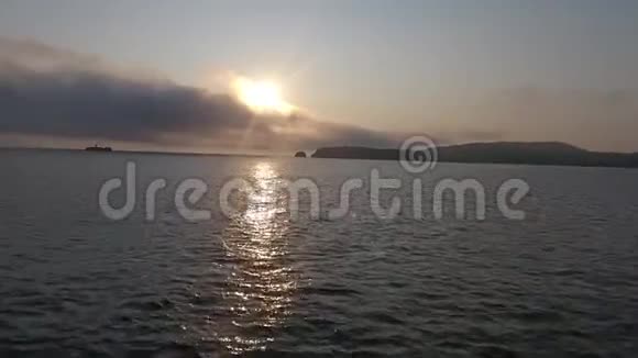 日落镜头在平静的太平洋与蓝天的背景视频的预览图
