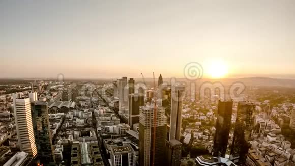 在炎热的夏季日落时分法兰克福主天线和摩天大楼所在地的空中时间流逝德国视频的预览图
