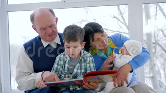 有孩子的家庭有父母有孩子的家庭可以在闲暇时间看书视频的预览图