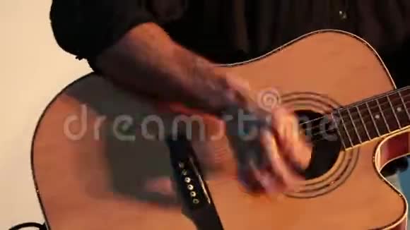 演奏声学吉他带吉他手的乐器夜总会里的音乐家视频的预览图