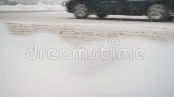 城市的冬季道路汽车骑着车穿过积雪的十字路口视频的预览图